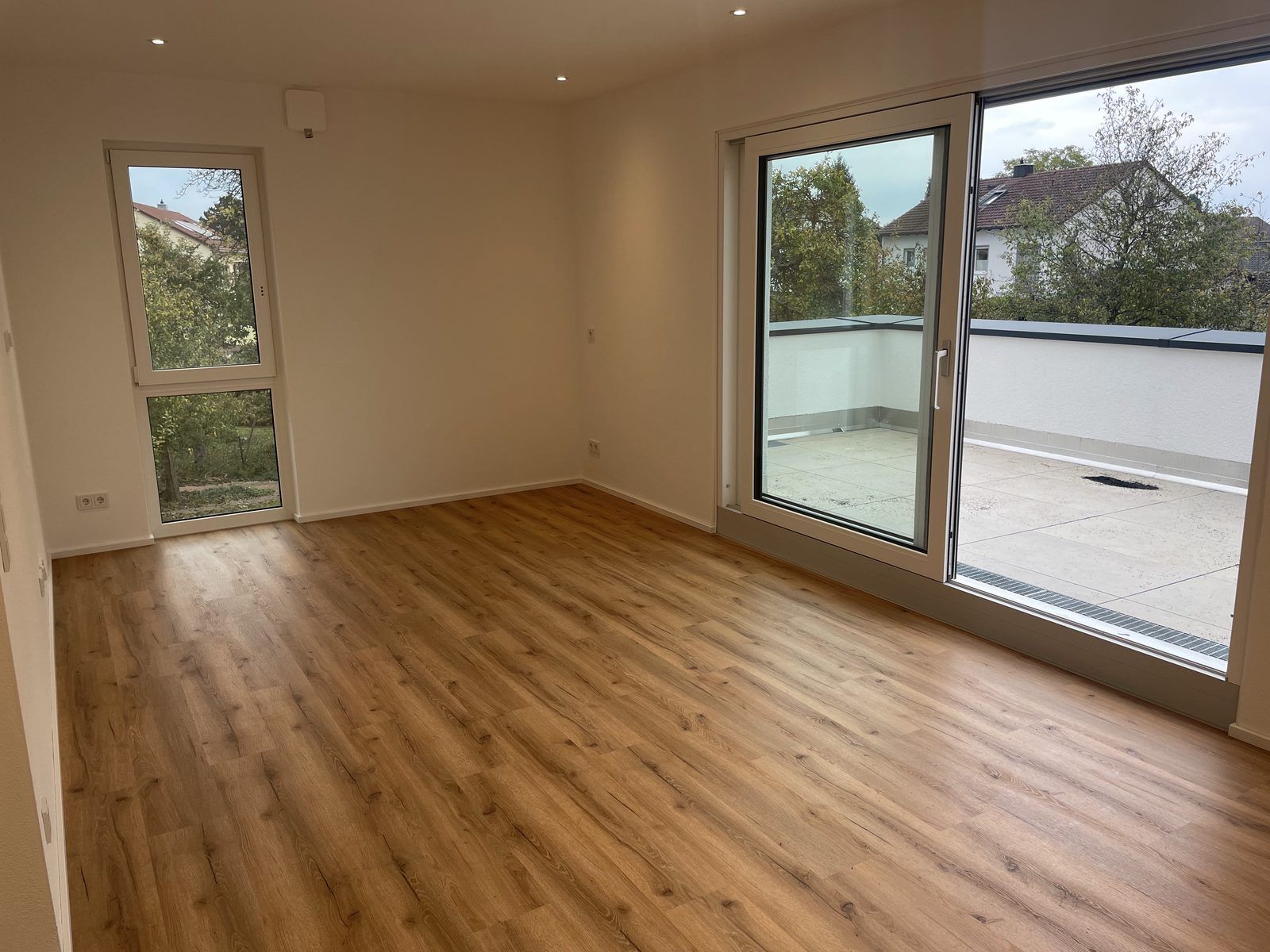 Heller Wohnbereich mit Hebe-Schiebetür zur Dachterrasse